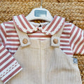 Salopette bimba in cotone panna con maglia a righe rosa e bianche