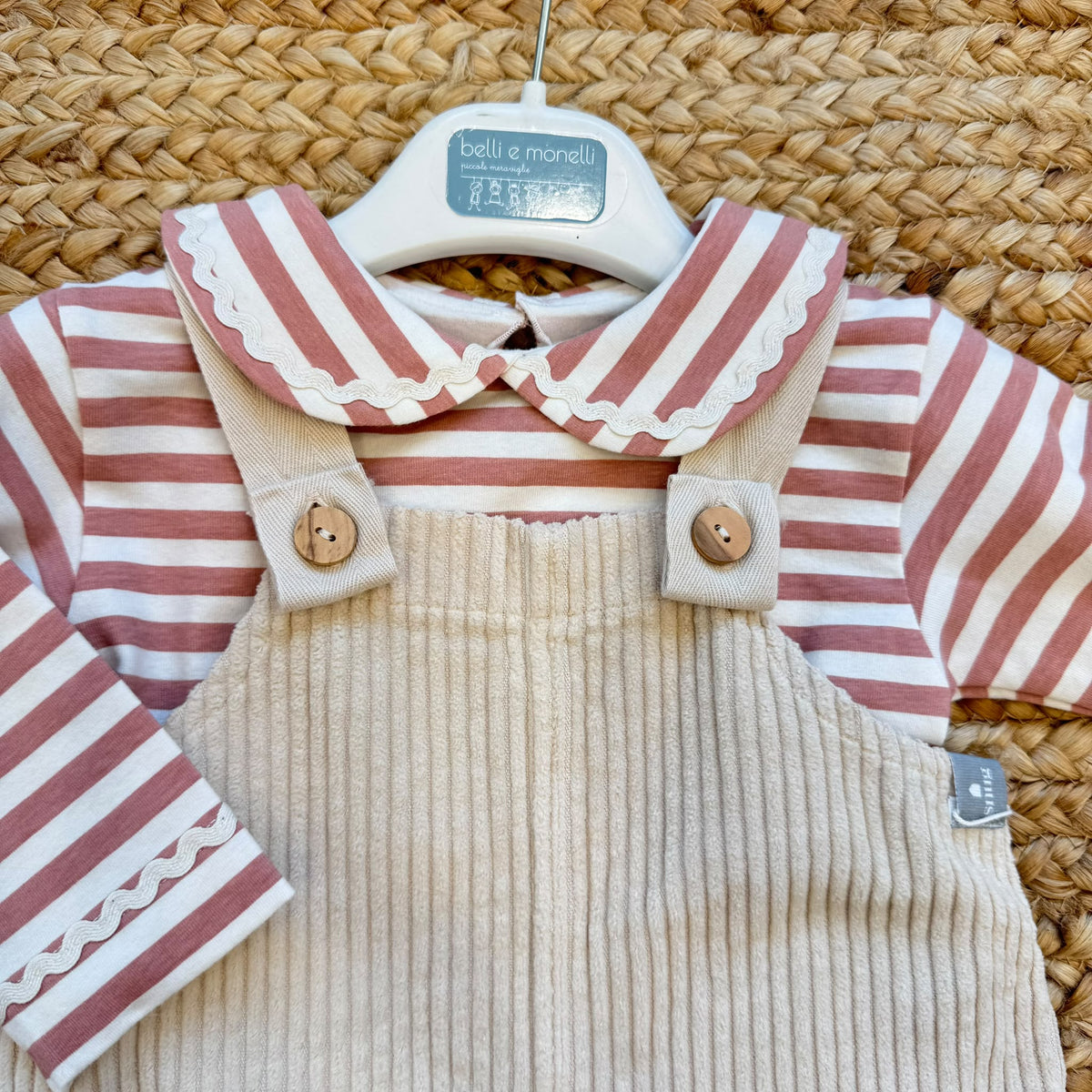 Salopette bimba in cotone panna con maglia a righe rosa e bianche