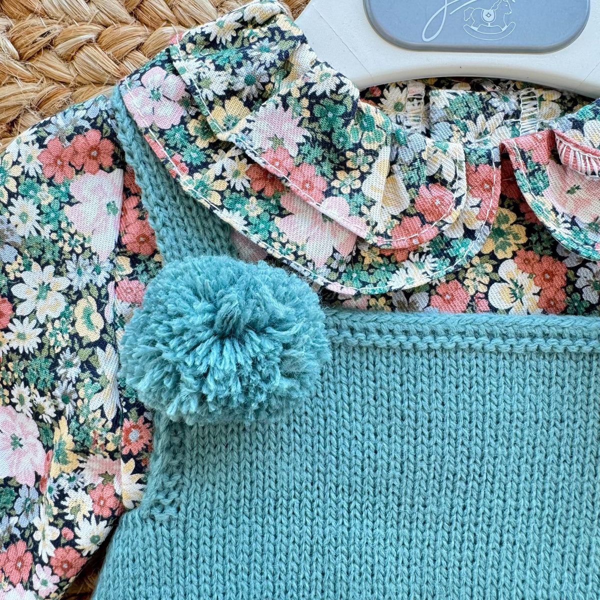 Completo bimba con salopette in maglia verde petrolio e camicia floreale a maniche lunghe