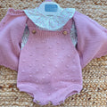 Completo bimba rosa con salopette in maglia, cardigan e camicina floreale