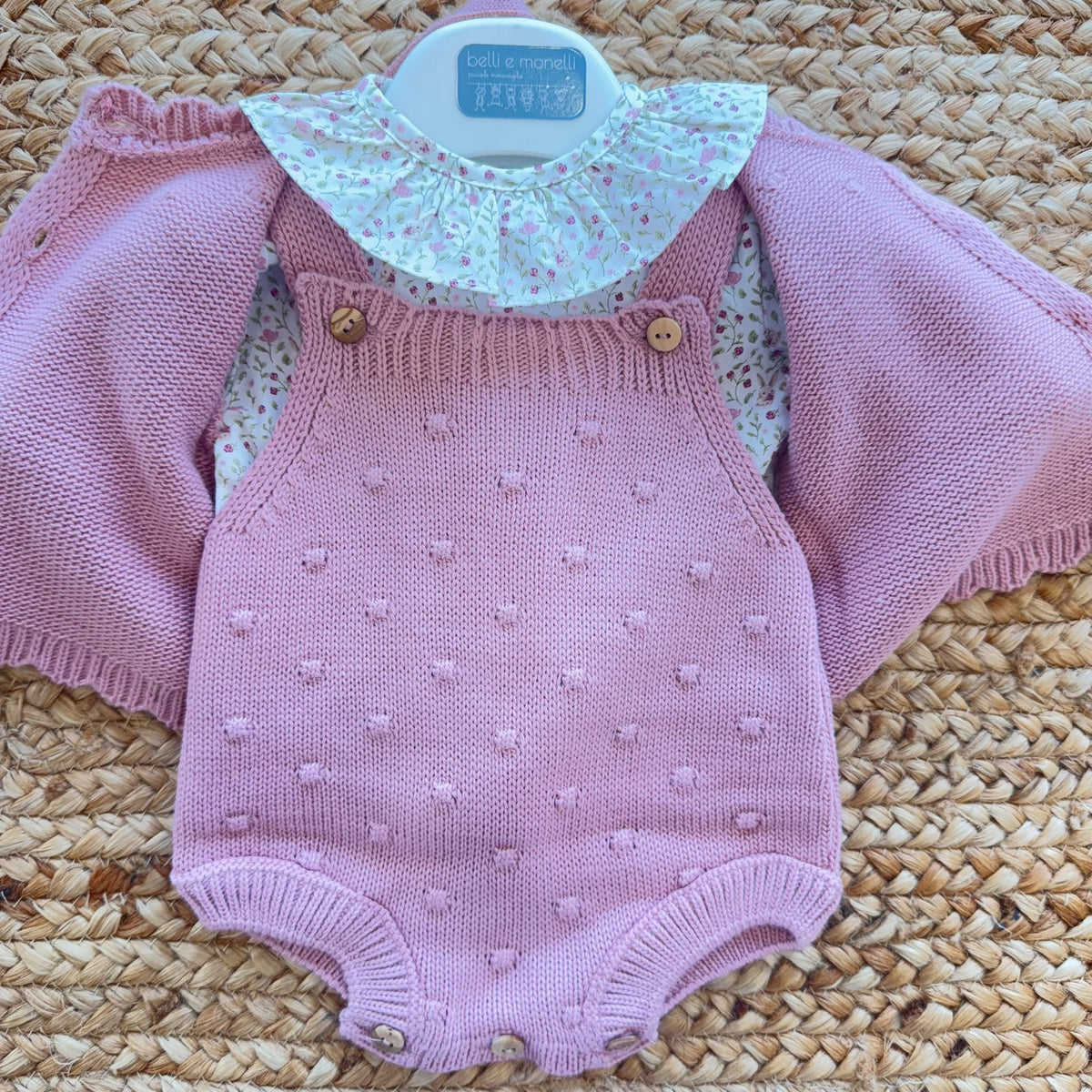 Completo bimba rosa con salopette in maglia, cardigan e camicina floreale