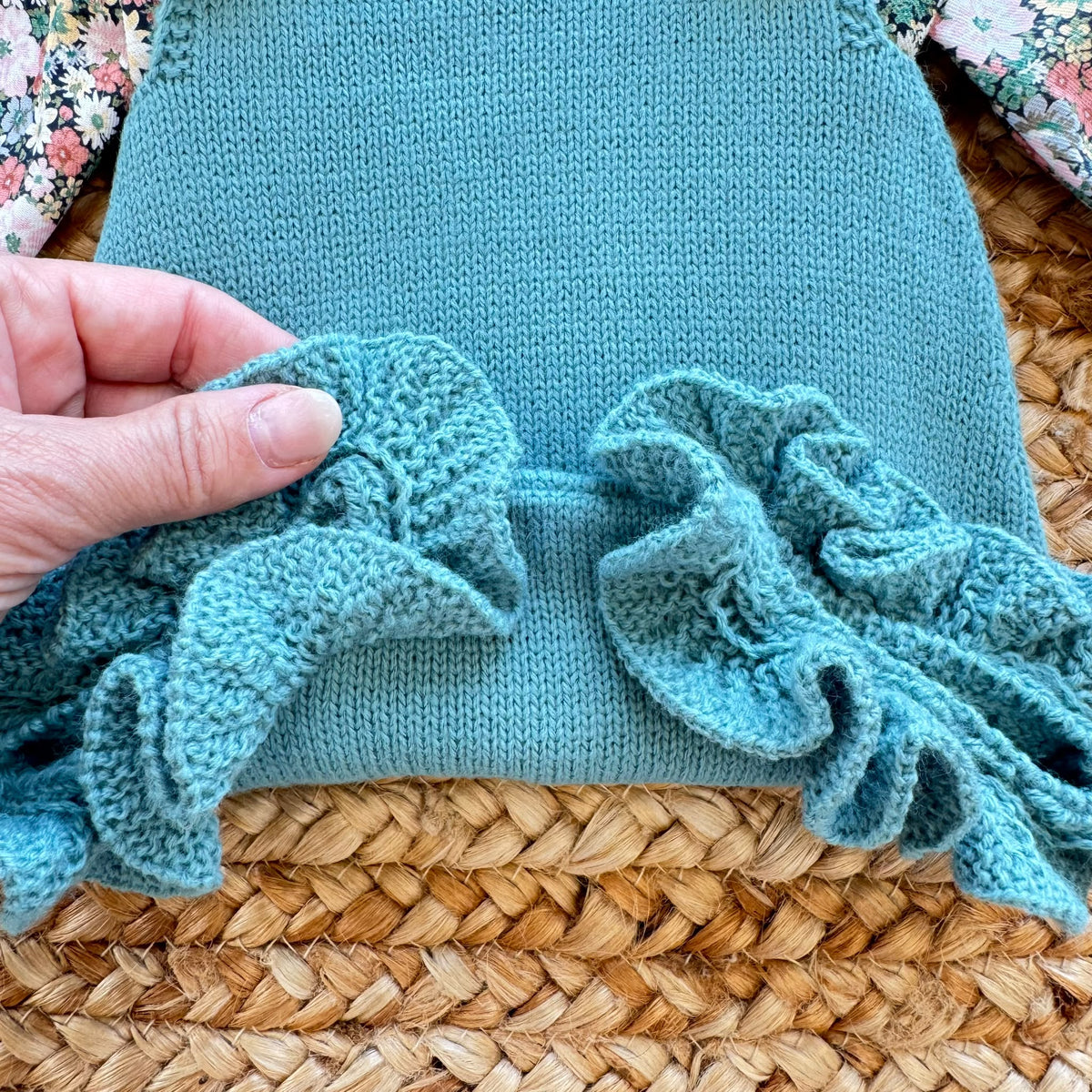 Completo bimba con salopette in maglia verde petrolio e camicia floreale a maniche lunghe