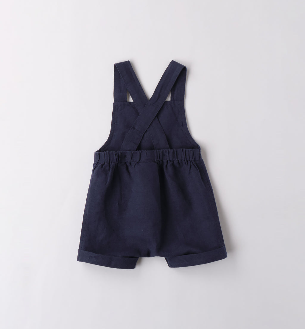 Salopette blu con camicia bianca per bambino, abbigliamento casual chic.