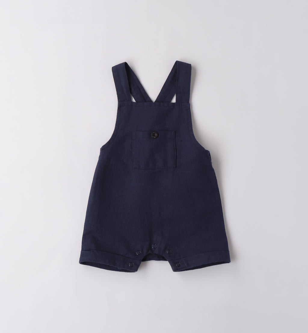 Salopette blu con camicia bianca per bambino, abbigliamento casual chic.