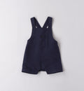 Salopette blu con camicia bianca per bambino, abbigliamento casual chic.