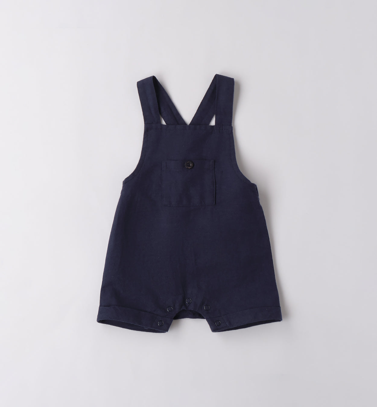 Salopette blu con camicia bianca per bambino, abbigliamento casual chic.