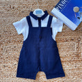 Salopette blu con camicia bianca per bambino, abbigliamento casual chic.