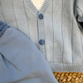 Cardigan azzurro del completo battesimo bimbo con camicia bianca e papillon fantasia.