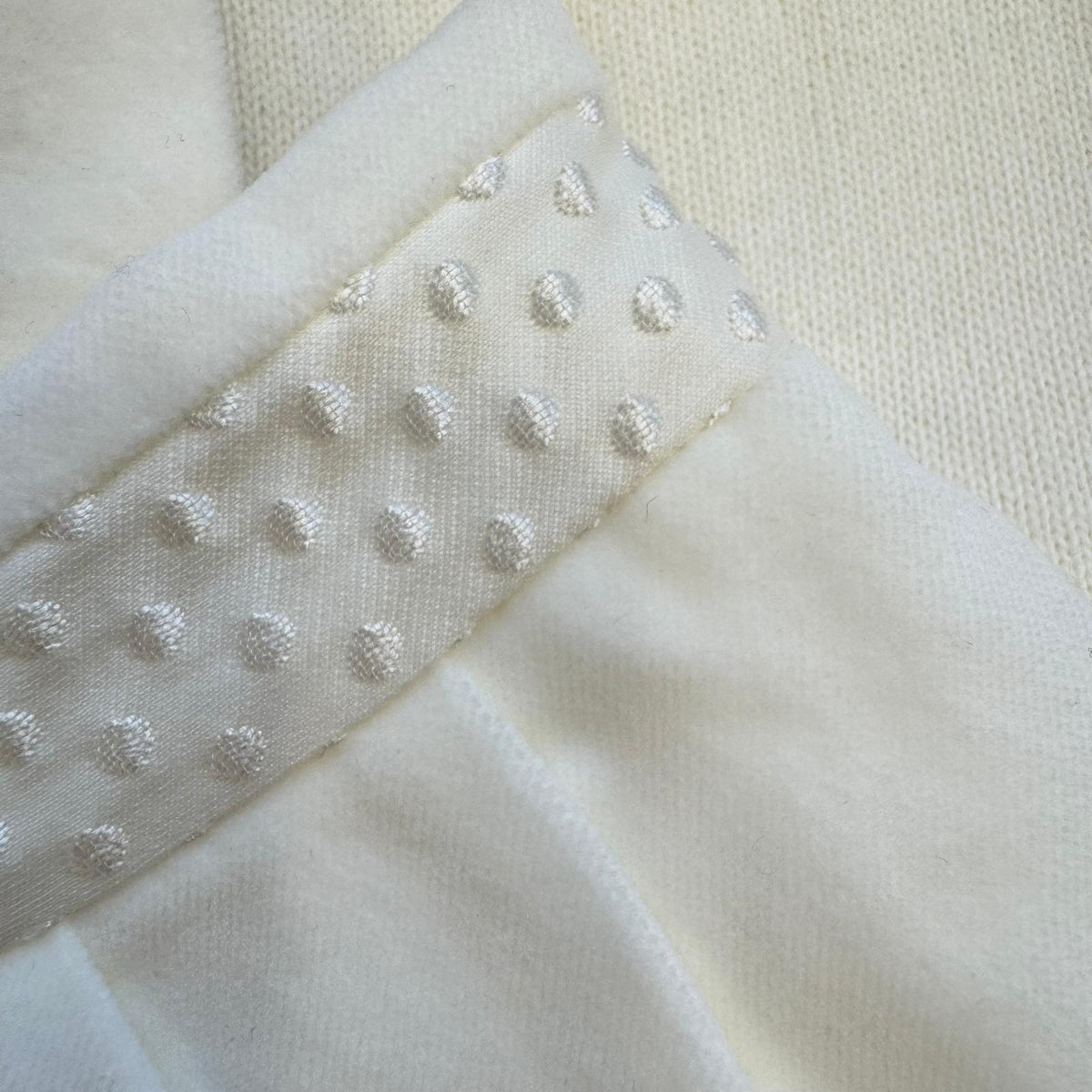 Completo battesimo bimbo panna con cardigan, camicia bianca, salopette corta e papillon