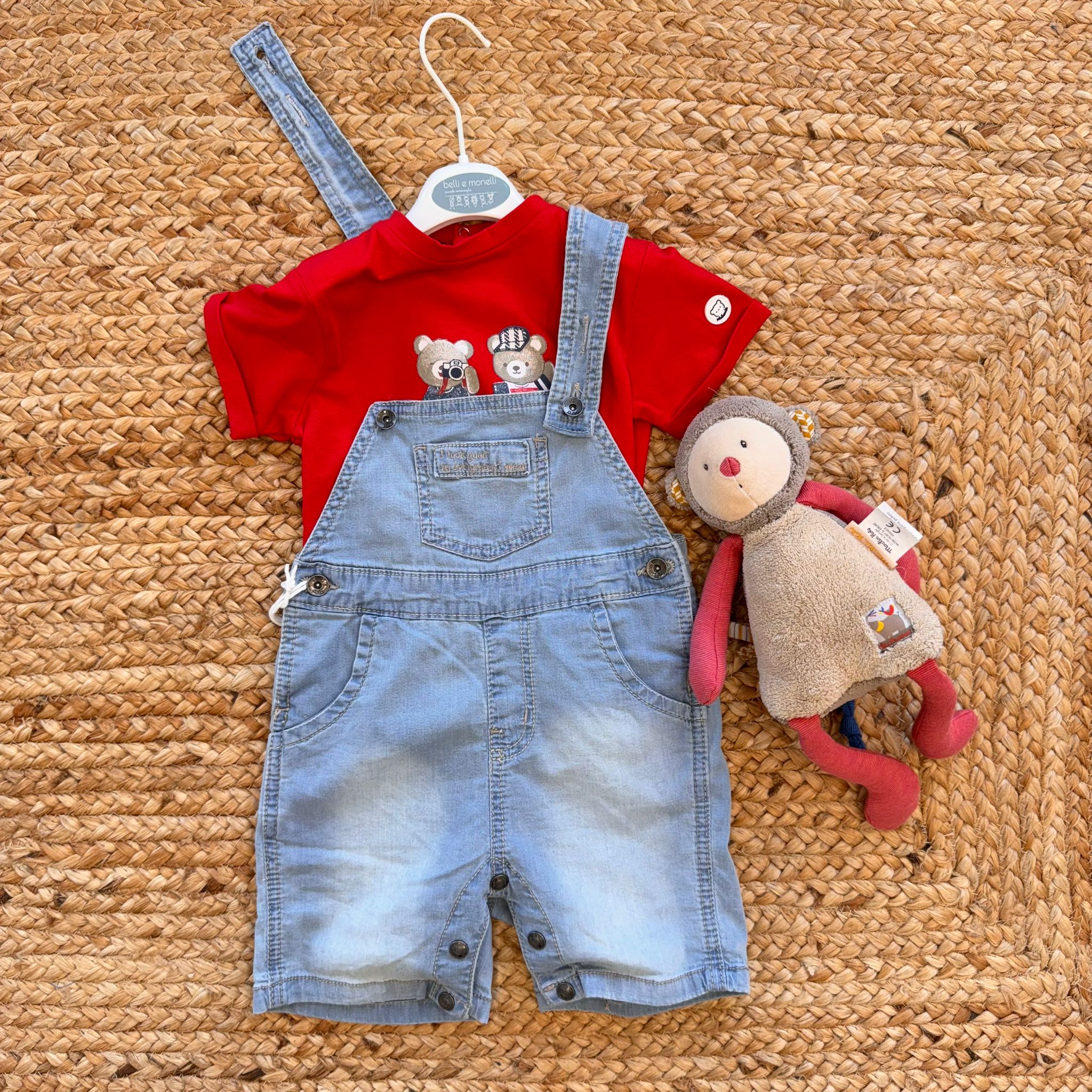 Outfit estivo neonato con salopette corta in jeans e maglietta rossa con orsetti ricamati.