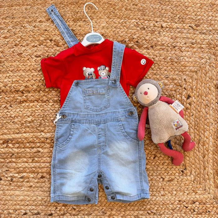 Outfit estivo neonato con salopette corta in jeans e maglietta rossa con orsetti ricamati.