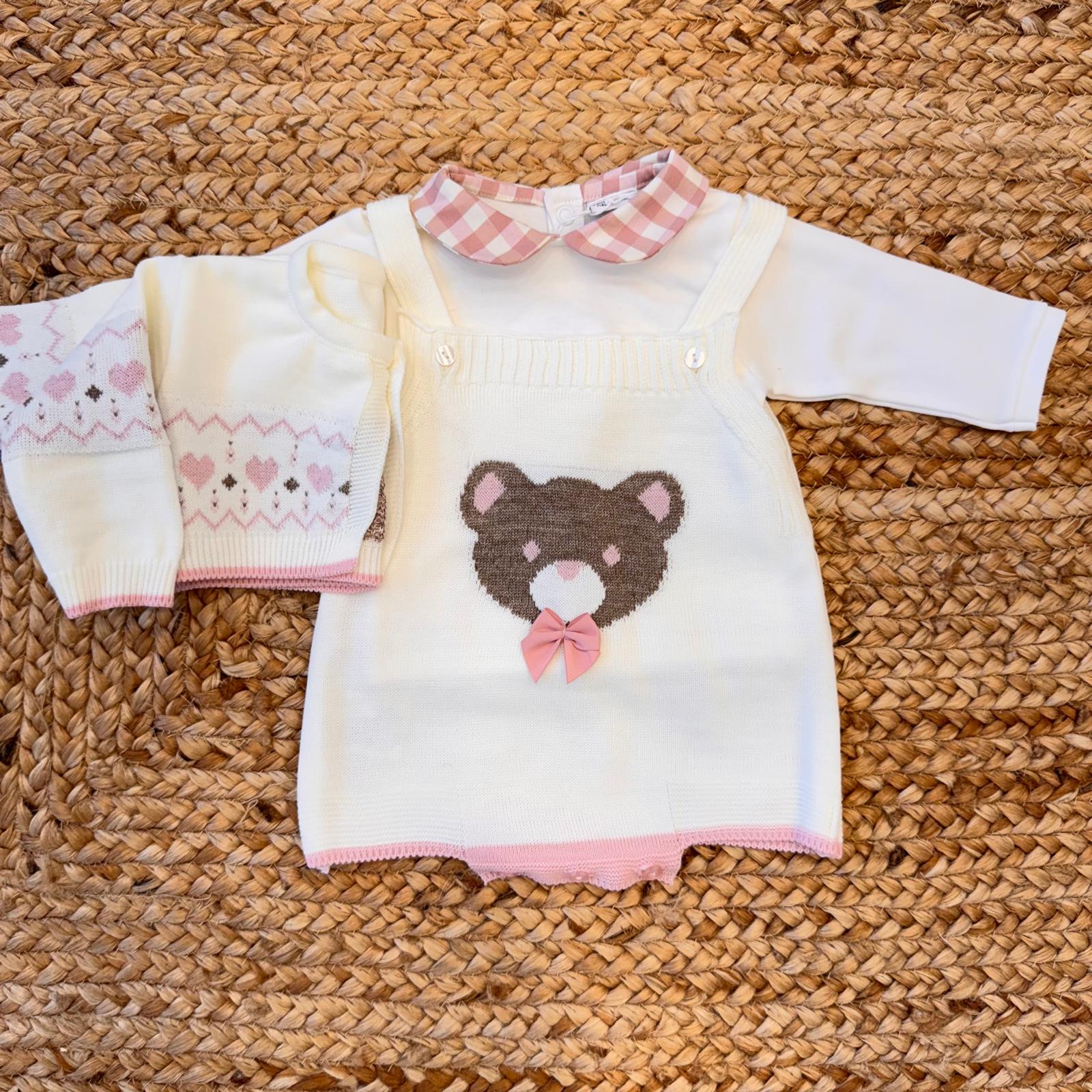 Salopette in lana panna con orsetta e colletto rosa, abbinata a gilet cuori per neonata.