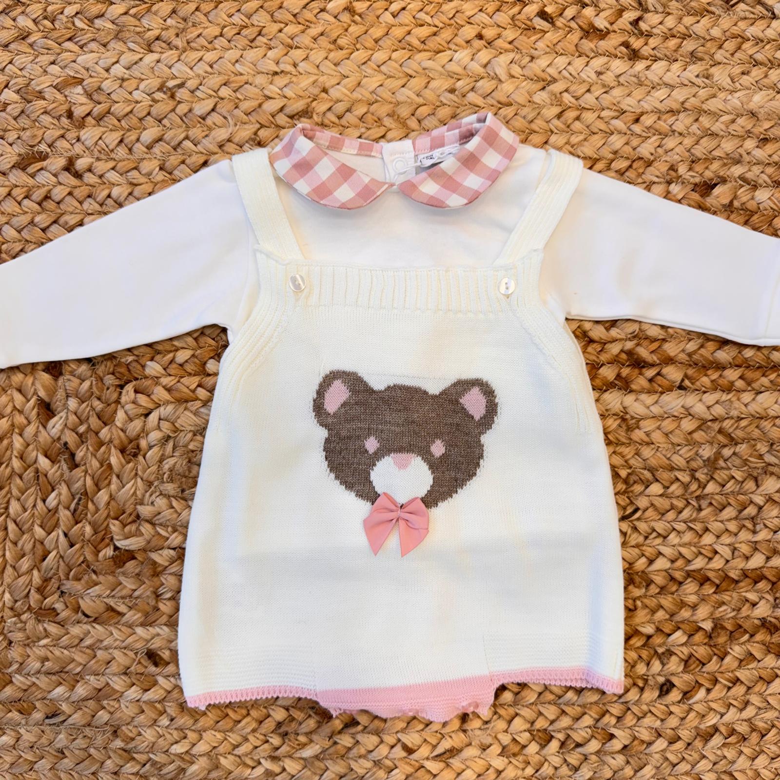 Salopette in lana panna con orsetta e colletto rosa, abbinata a gilet cuori per neonata.