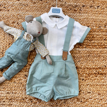 Salopette in lino verde con camicia bianca per bambino, abbigliamento estivo elegante.