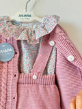 Completo bimba rosa antico con cardigan a trecce, salopette in maglia e maglia floreale con colletto volant