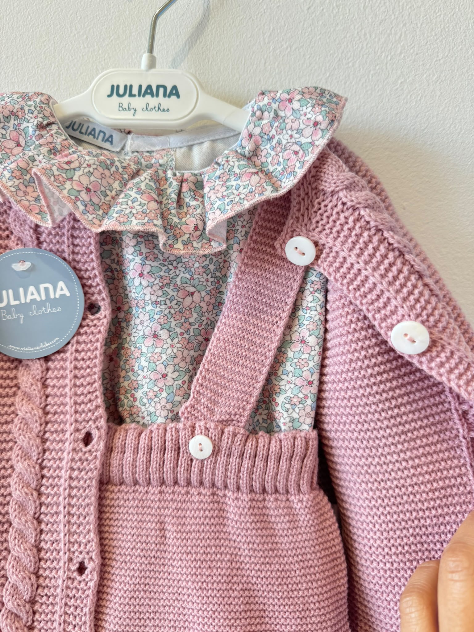 Completo bimba rosa antico con cardigan a trecce, salopette in maglia e maglia floreale con colletto volant