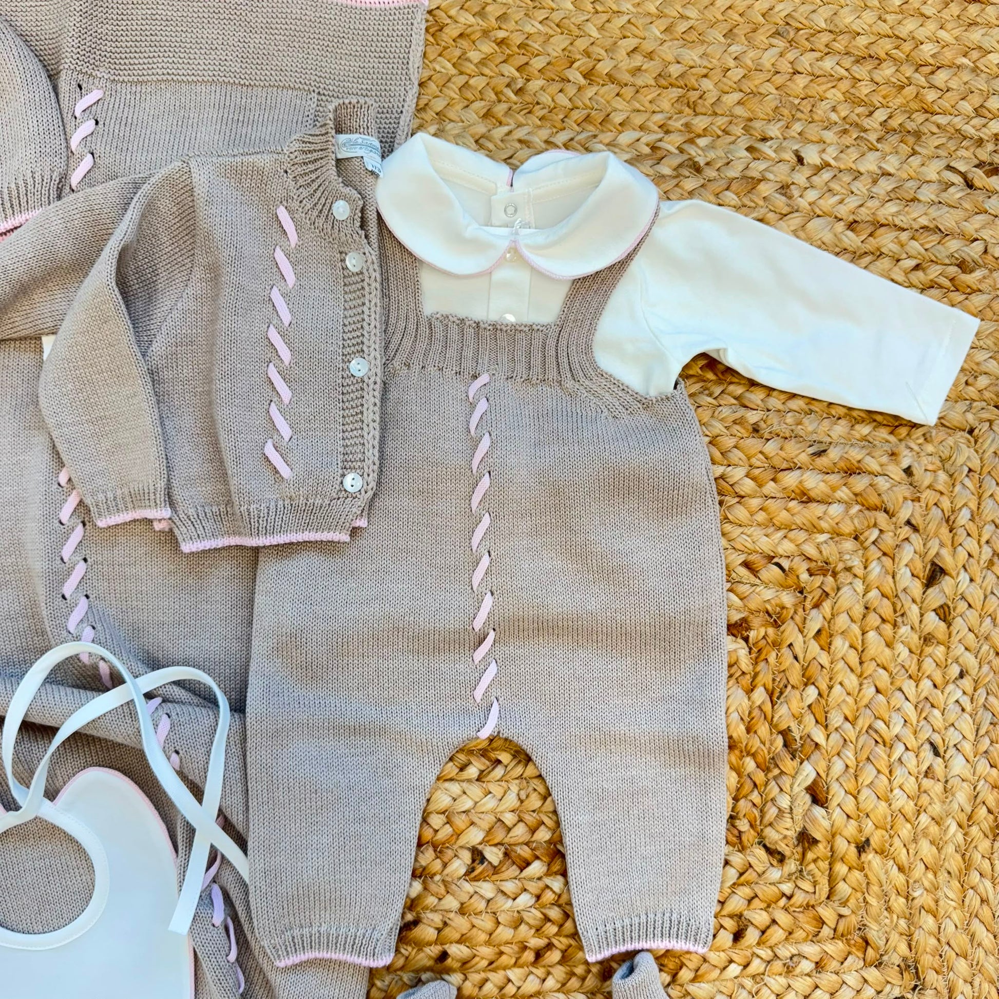 Uscita clinica neonata in lana merino tortora e rosa con copertina e completo coordinato