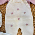 Uscita clinica neonata in pura lana panna e rosa con salopette, maglioncino, cuffietta, scarpine e copertina ricamata