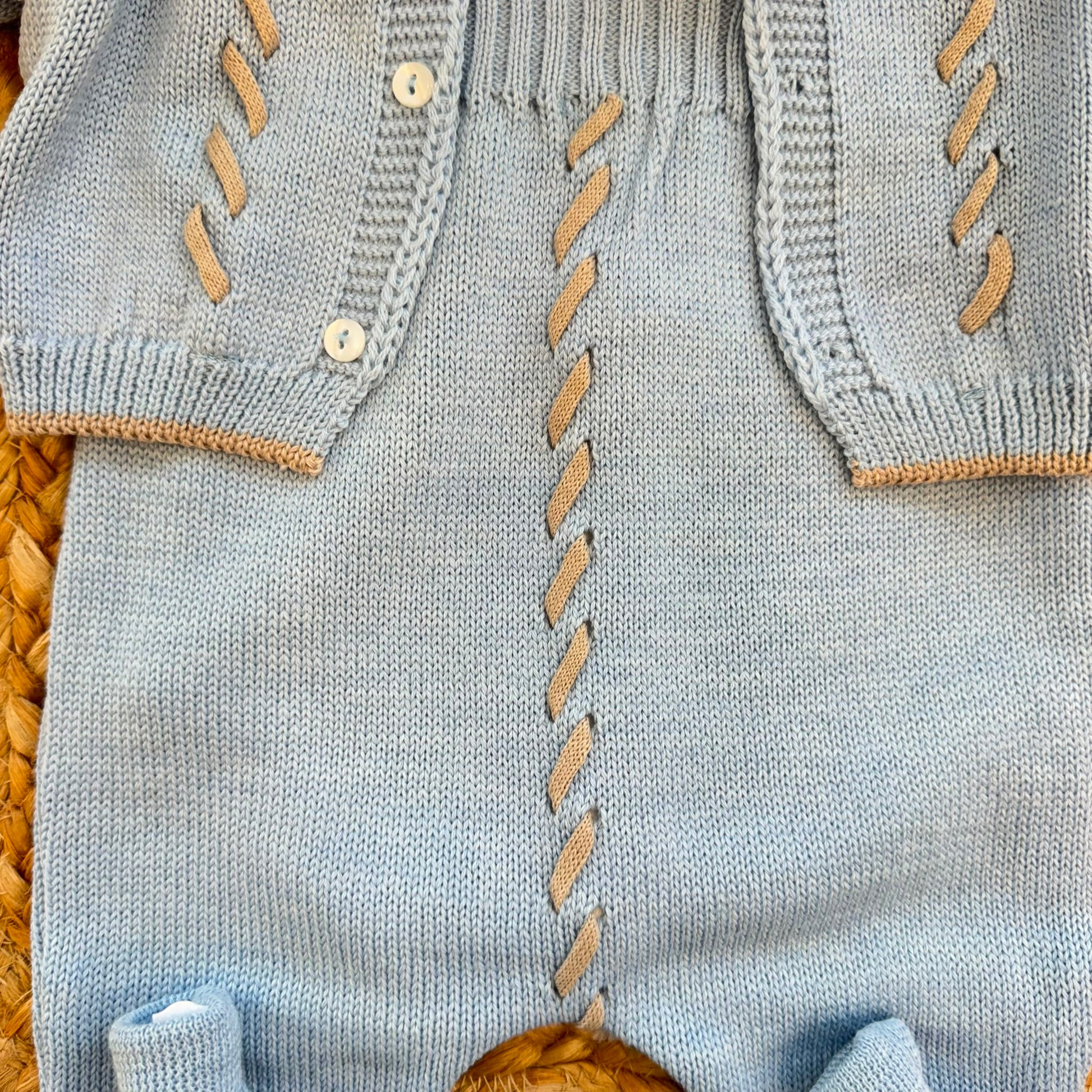 Completo neonato in lana merino azzurro con salopette cardigan camicina e scarpine