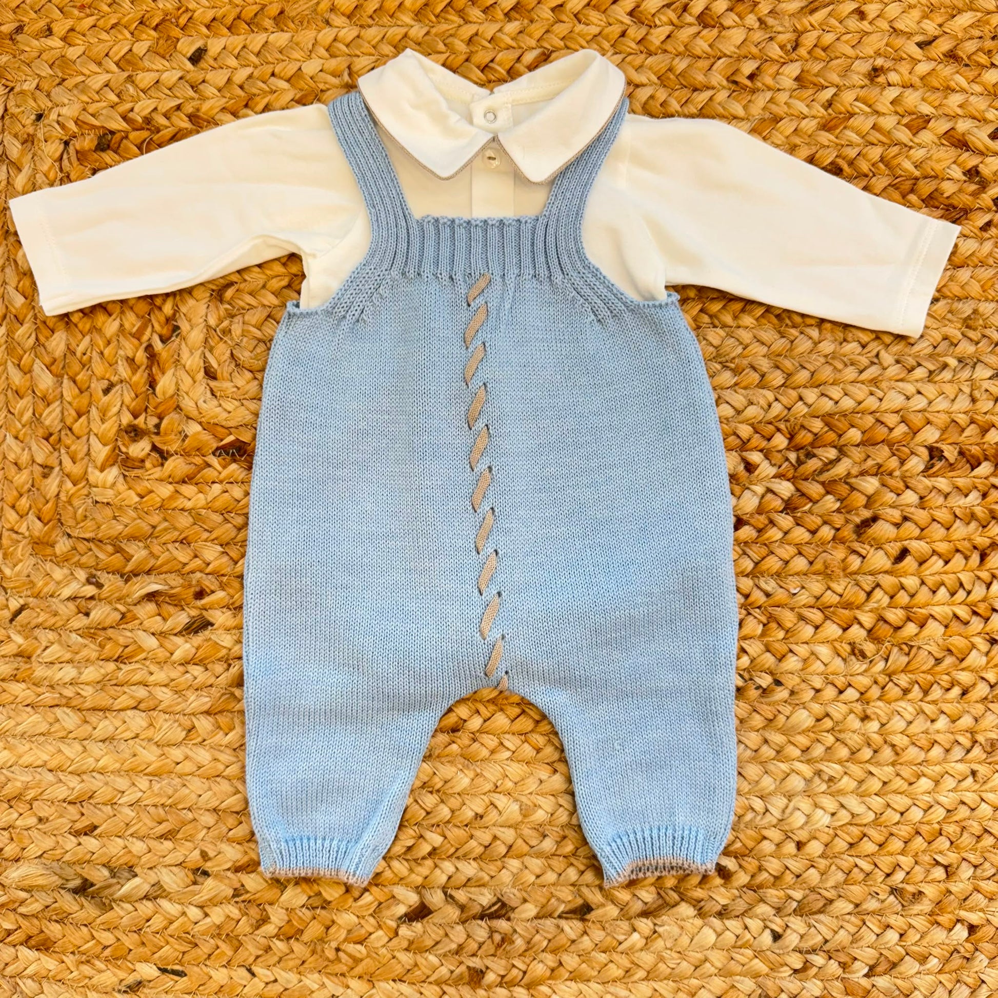 Completo neonato in lana merino azzurro con salopette cardigan camicina e scarpine