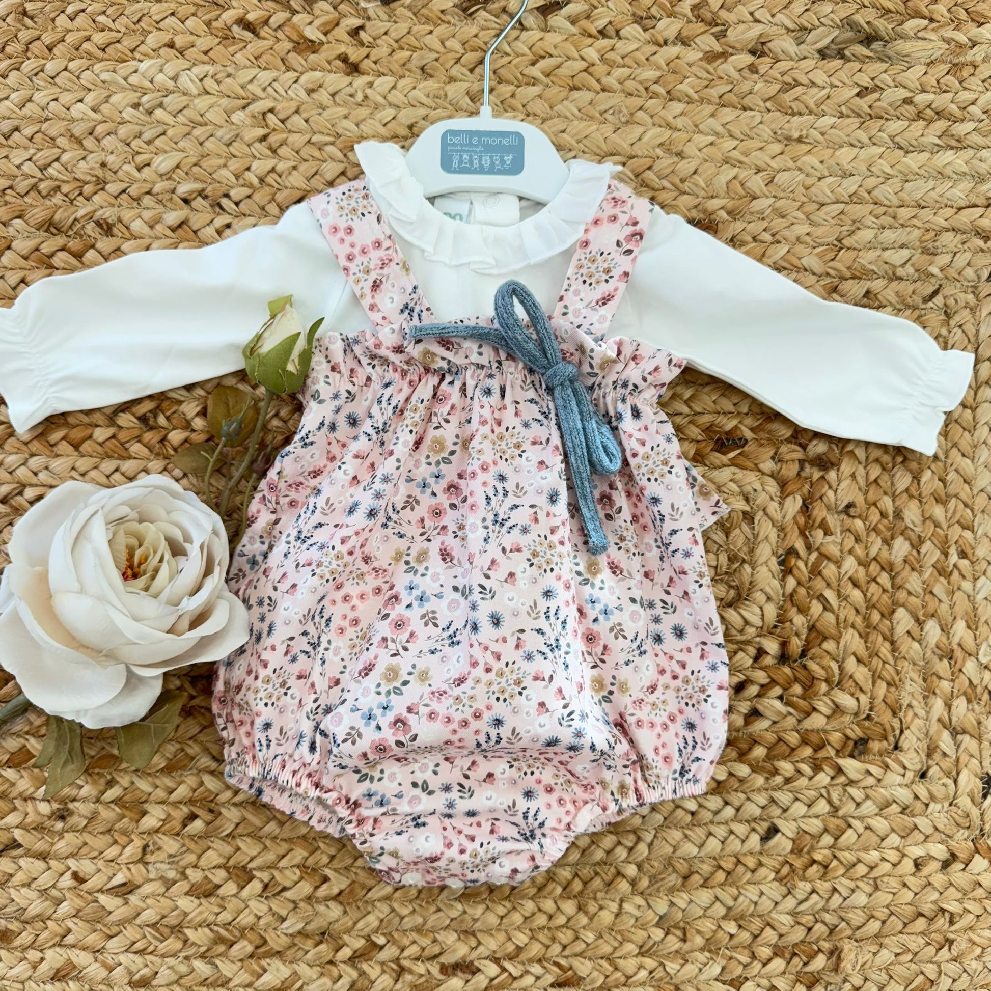salopette floreale rosa con camicina bianca per neonata