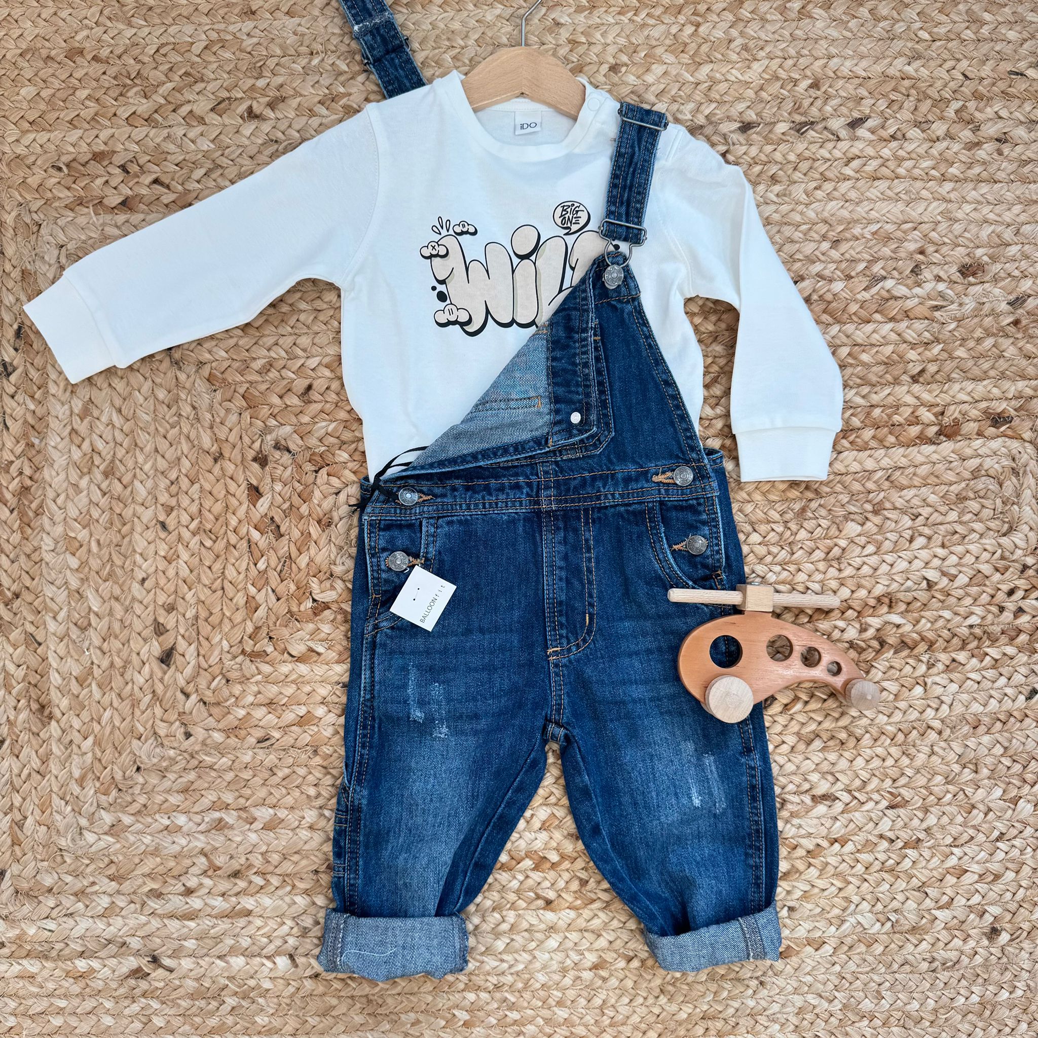 salopette jeans bambino con maglia bianca a maniche lunghe