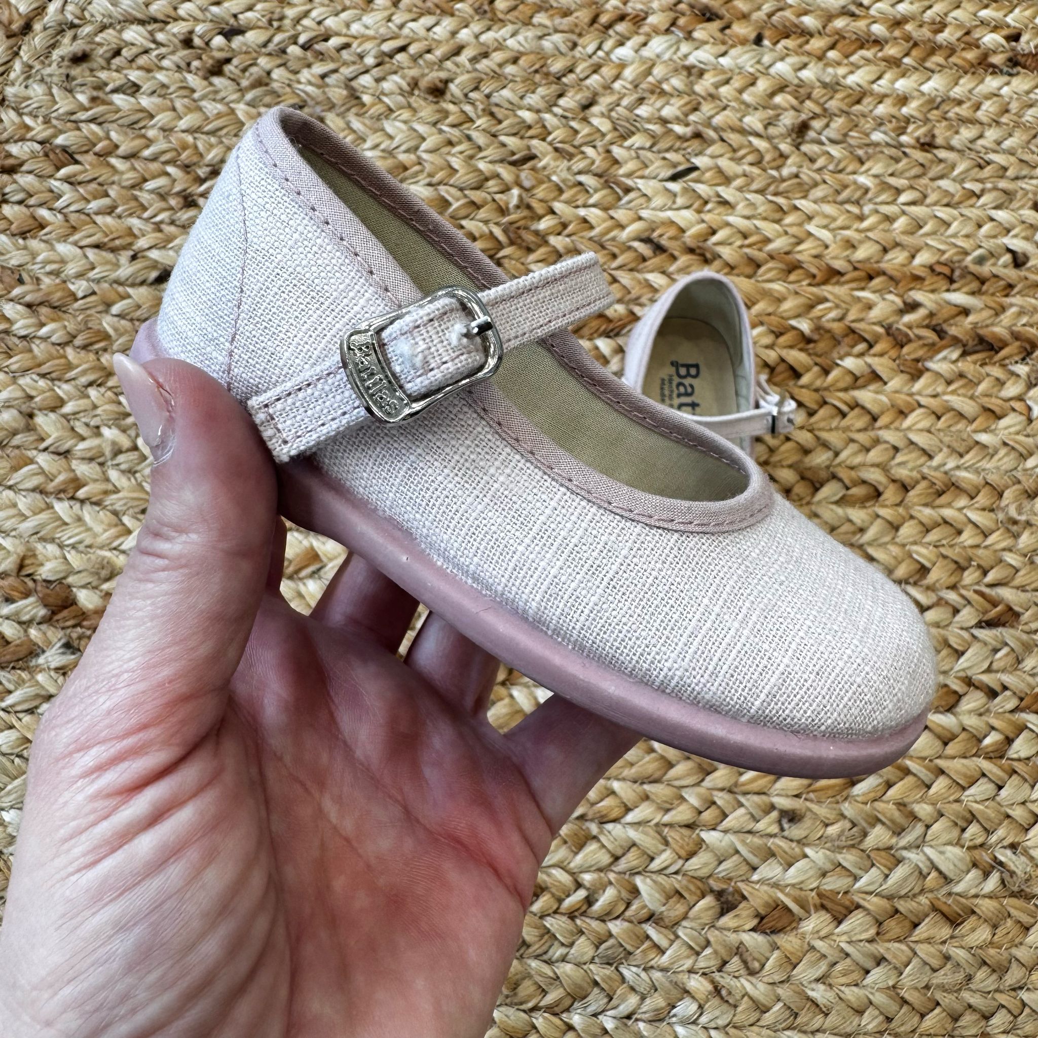 Ballerina in lino rosa con cinturino regolabile e suola flessibile, perfetta per cerimonie.
