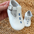 Scarpa culla bianca in pelle con dettagli blu e cinturino regolabile