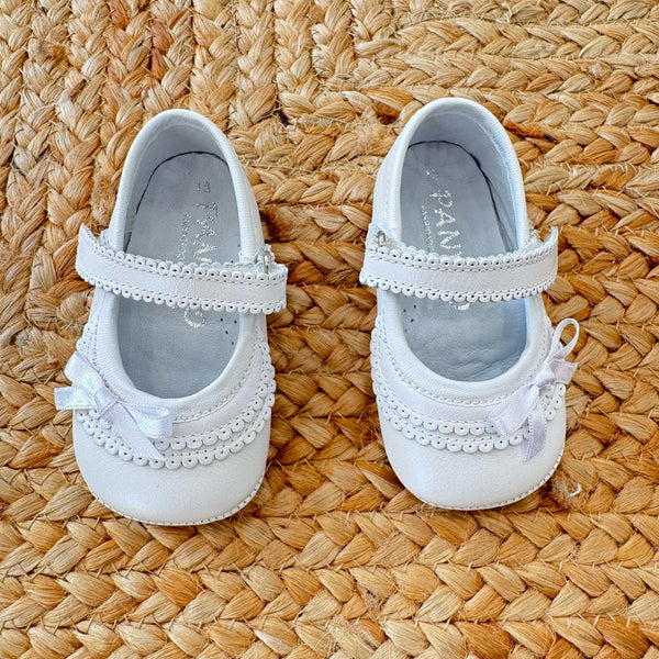 Scarpa culla bianca traforata con fiocco – Eleganza e raffinatezza