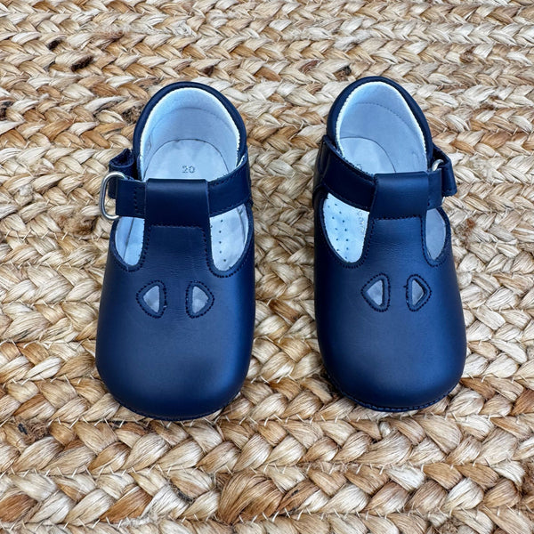 Scarpa culla in pelle blu con cinturino regolabile e fori decorativi