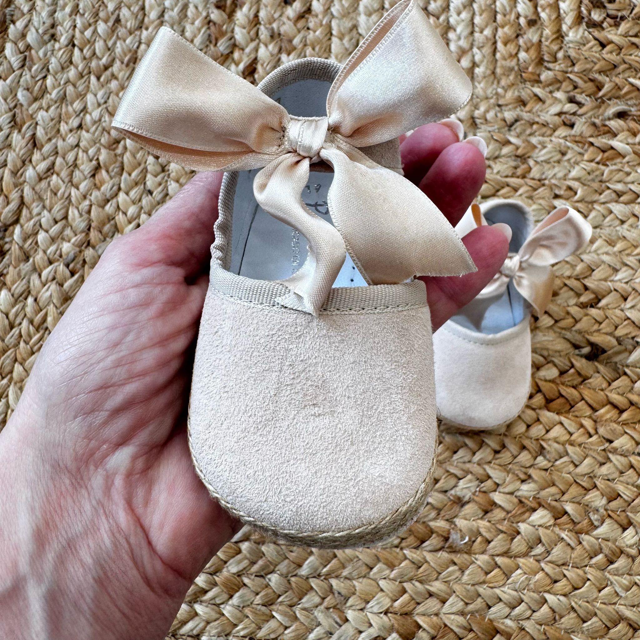  Scarpe culla beige scamosciate con fiocco in raso e suola espadrillas