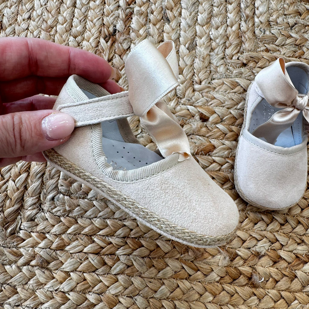 Scarpe culla beige scamosciate con fiocco in raso e suola espadrillas