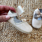 Scarpe culla beige scamosciate con fiocco in raso e suola espadrillas