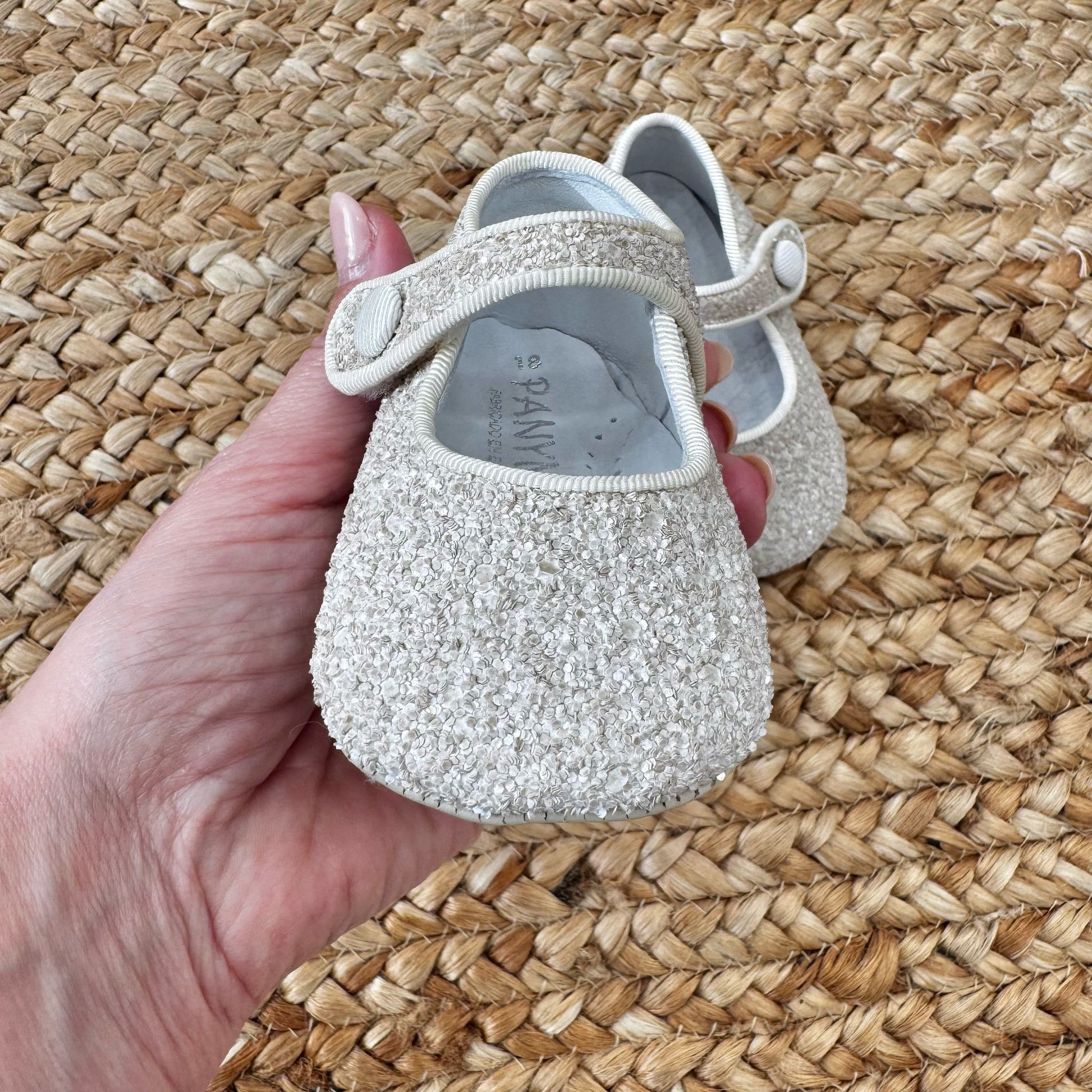 Scarpe culla beige con glitter e chiusura a bottone