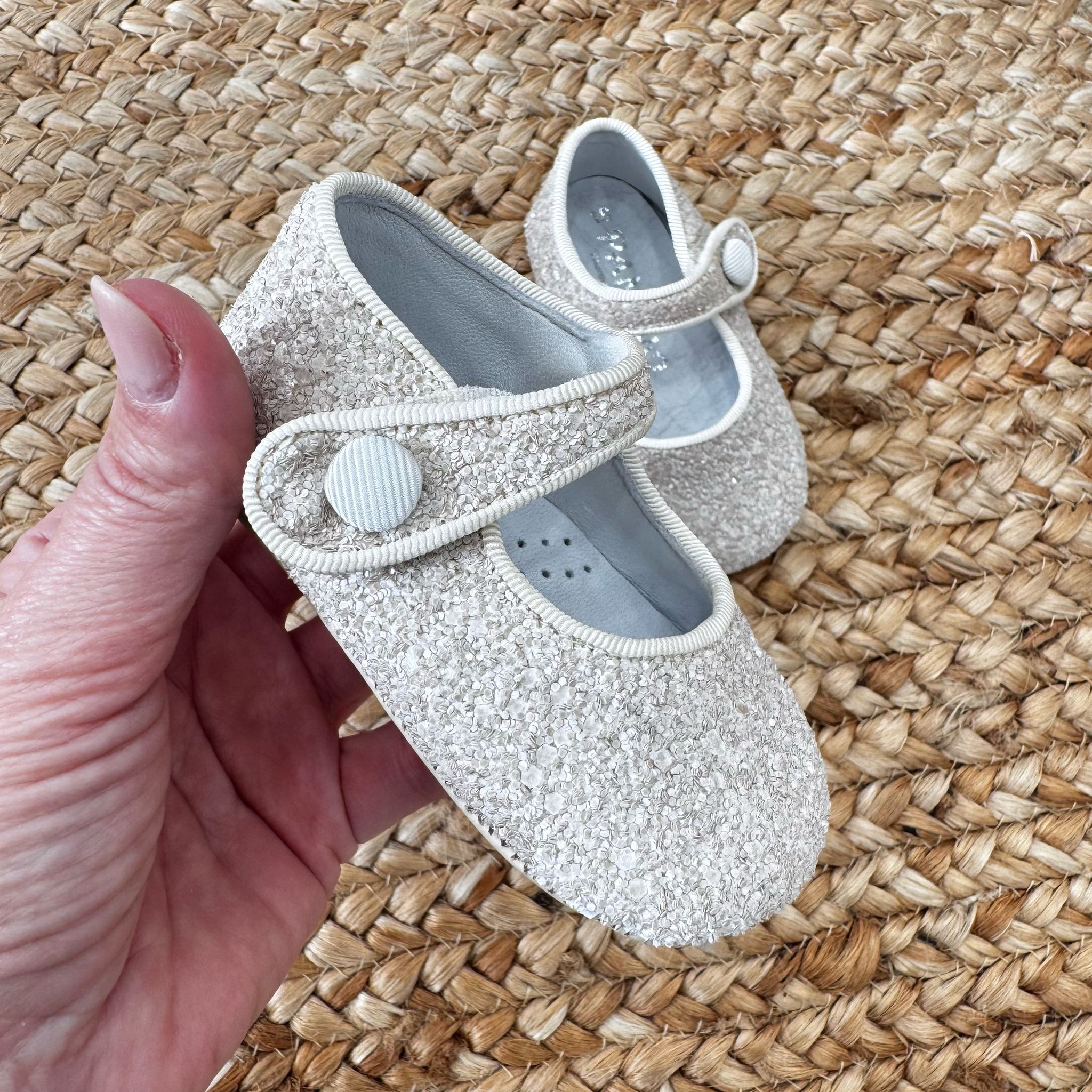 Scarpe culla beige con glitter e chiusura a bottone