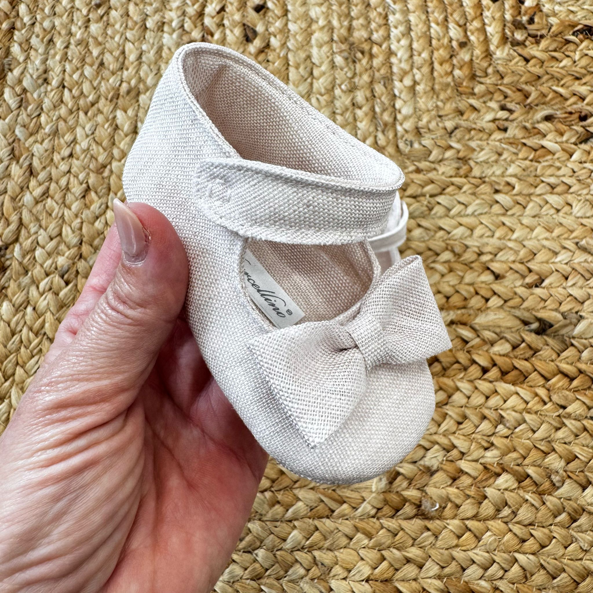 Scarpe culla in lino rosa con fiocco e chiusura a strappo
