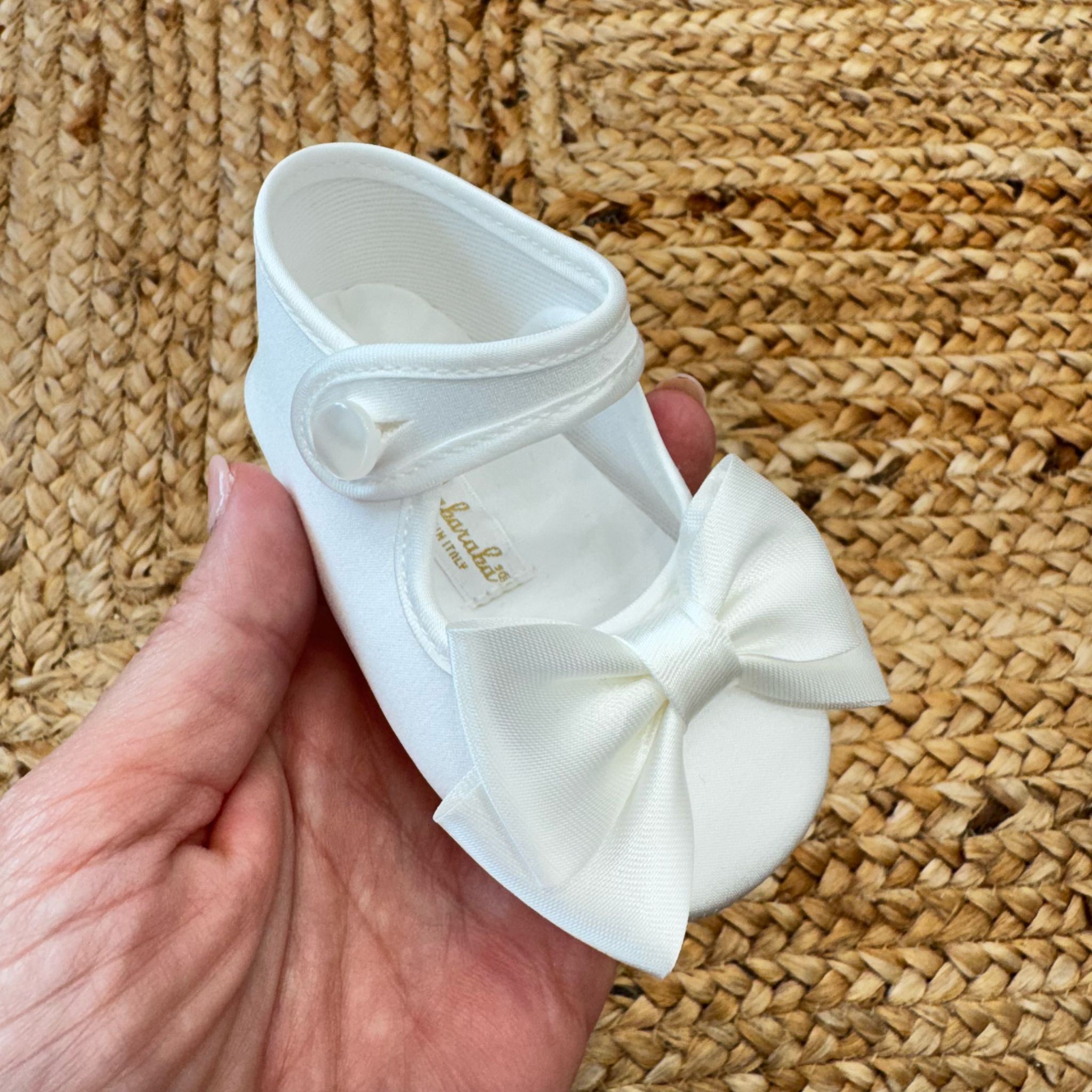 Scarpe culla in raso bianco con maxi fiocco