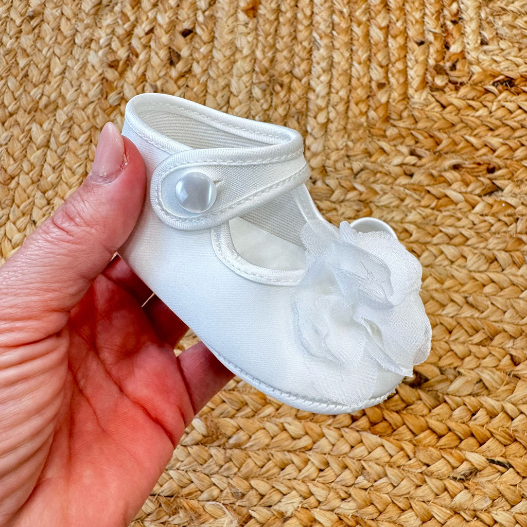  Scarpe culla in raso bianco con fiore in organza