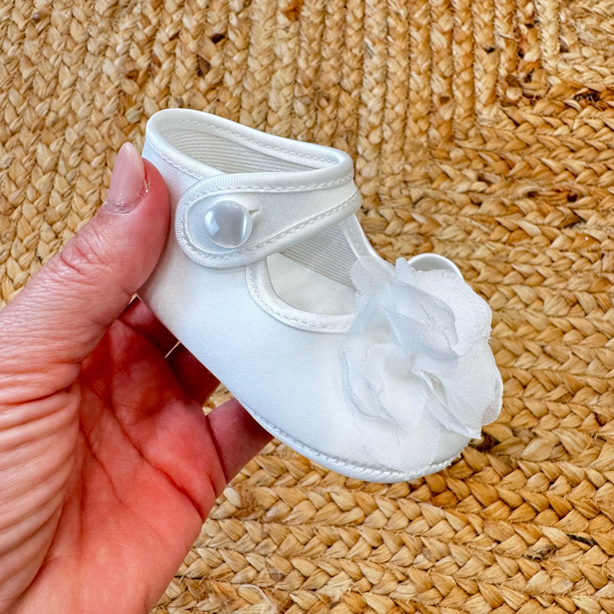  Scarpe culla in raso bianco con fiore in organza