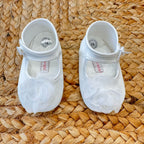  Scarpe culla in raso bianco con fiore in organza