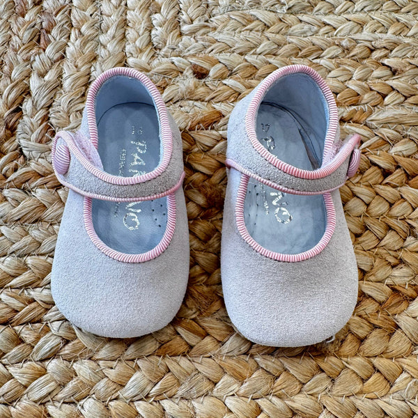 Scarpe culla scamosciate grigie con profilo rosa e chiusura a bottone