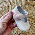 Scarpe culla scamosciate grigie con profilo rosa e chiusura a bottone