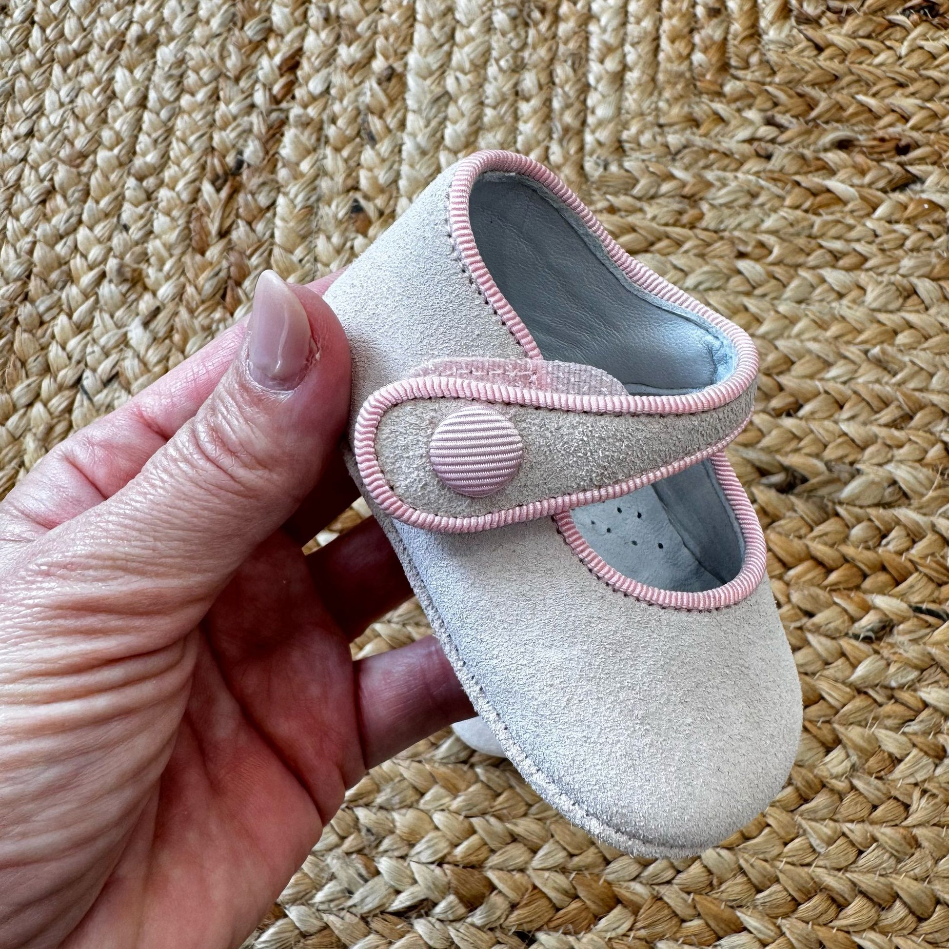 Scarpe culla scamosciate grigie con profilo rosa e chiusura a bottone