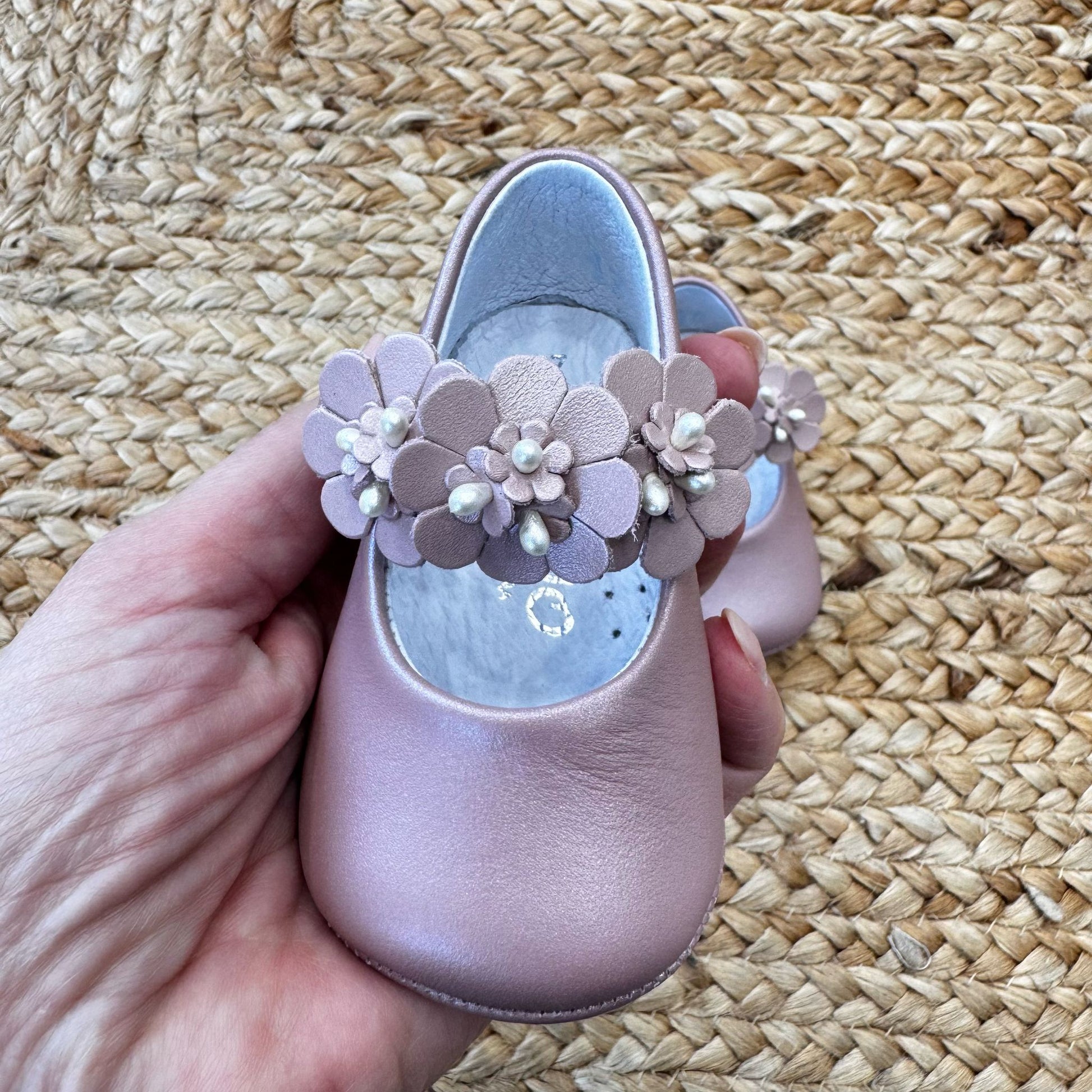 Scarpine Culla con Fiori – Eleganti e Raffinate