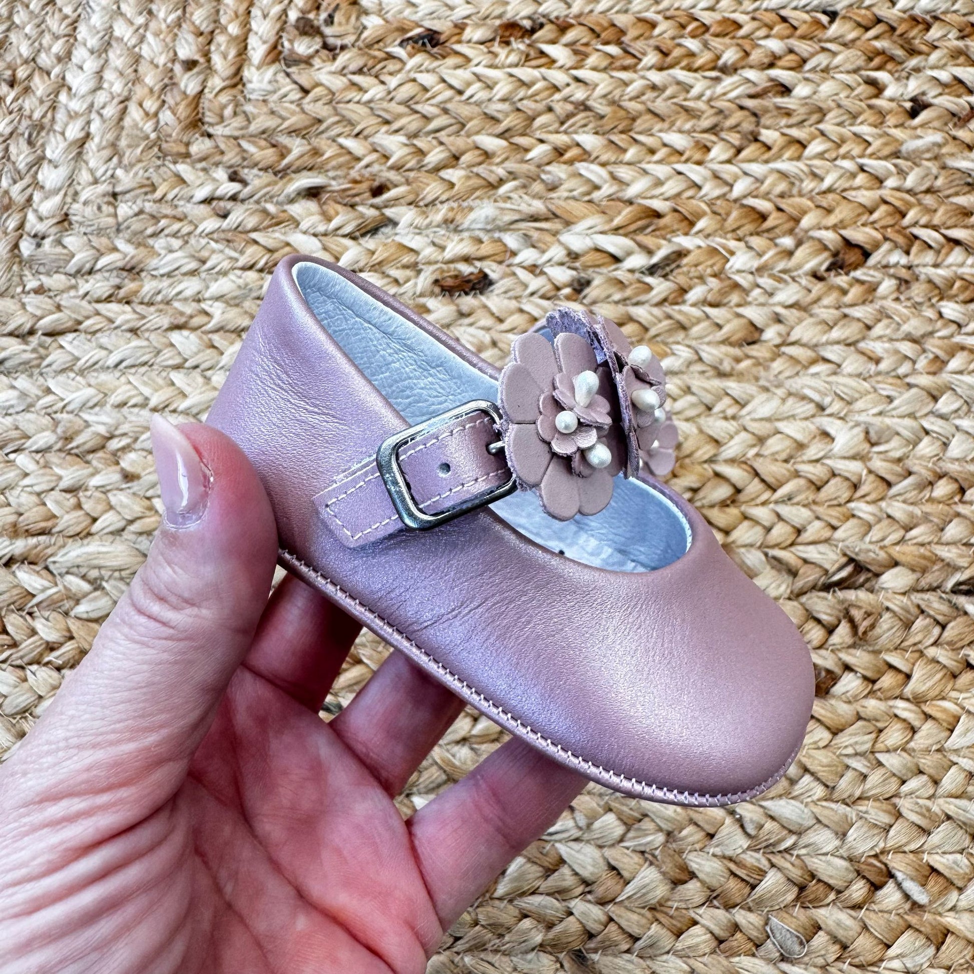 Scarpine Culla con Fiori – Eleganti e Raffinate