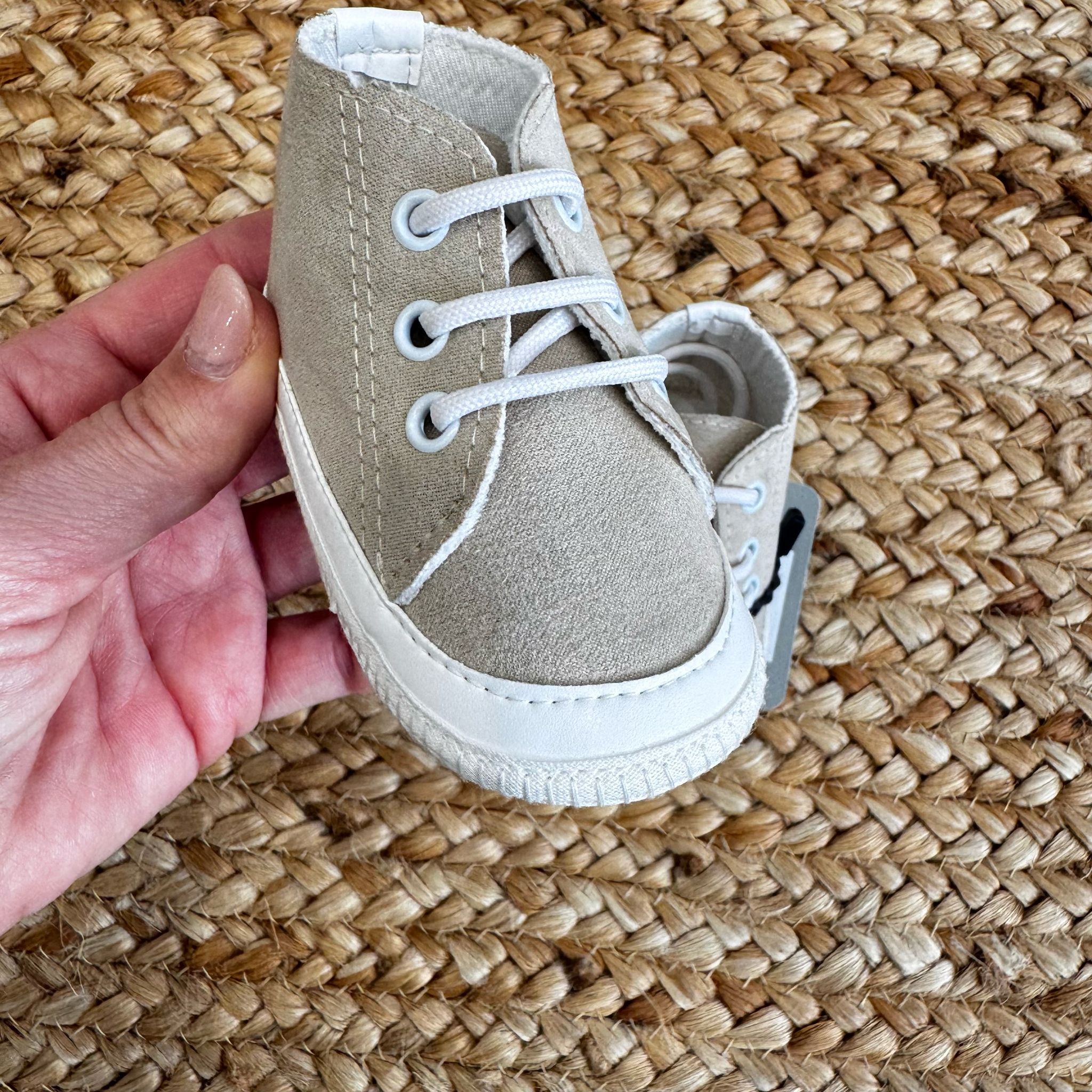 Scarpa culla leggera in tessuto beige con suola bianca e lacci per look casual chic