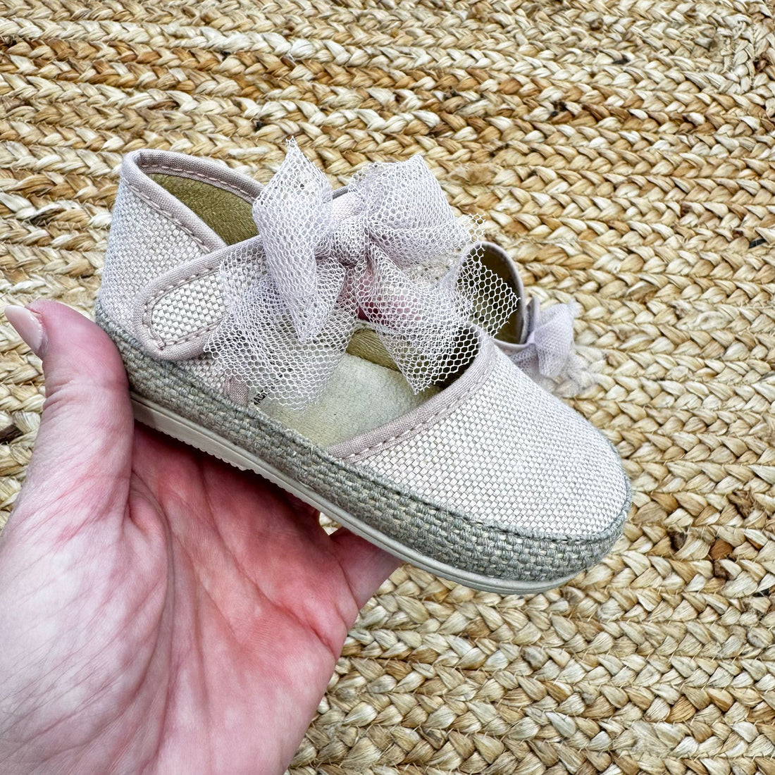 Ballerine rosa bambina in tessuto con fiocco in tulle e chiusura a cinturino, perfette per cerimonie ed eventi speciali