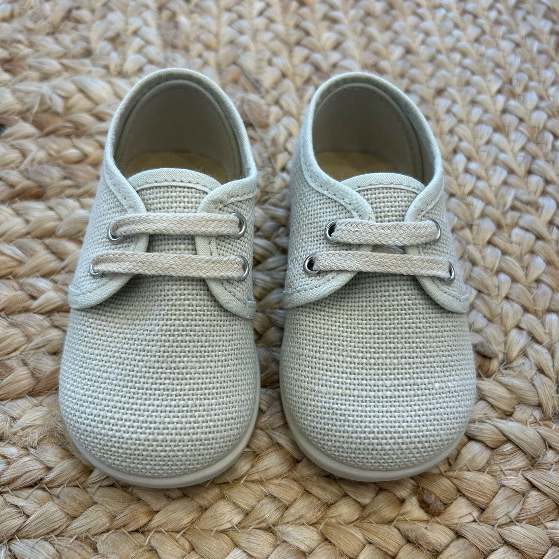 Scarpe eleganti da neonato in tessuto beige con lacci, ideali per cerimonia o primo compleanno

