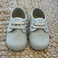 Scarpe eleganti da neonato in tessuto beige con lacci, ideali per cerimonia o primo compleanno

