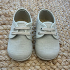 Scarpe eleganti da neonato in tessuto beige con lacci, ideali per cerimonia o primo compleanno

